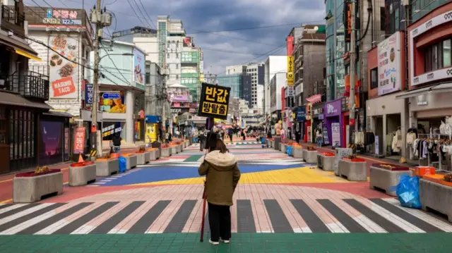 সোলের কর্তৃপক্ষ তাদের বাসিন্দাদের মধ্যে বাড়তে থাকা একাকীত্ব কমানোর জন্য উদ্যোগ নিয়েছে।