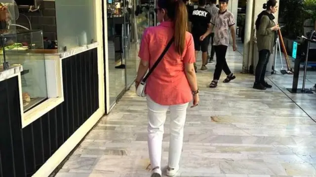 Tahran'da başı açık bir kadın