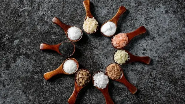 पांढऱ्या मिठाच्या तुलनेत सैंधव मिठात सोडियमचं प्रमाण कमी मात्र मुबलक प्रमाणात असतं