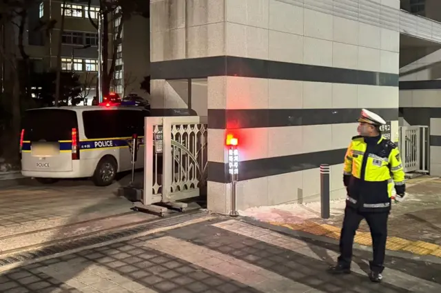 La policía está controlando la puerta principal de la Escuela Primaria A de Daejeon.