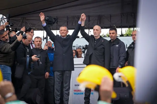 Özgür Özel, TÜRK-İŞ Başkanı Ergün Atalay ile birlikte Kartal sahilinde işçileri selamlarken