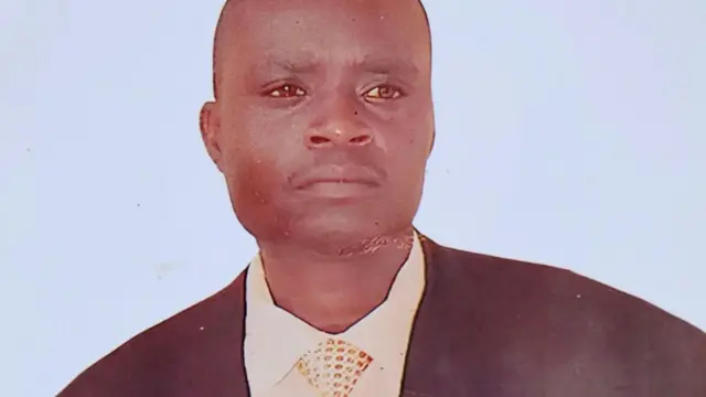 Samuel Owino Owoyo, yambaye ikositimu n'ishati na karuvati. umugore we avuga ko yari yaratwawe n'ibitekerezo n'inyigisho za Paul Mackenzie kuva mu myaka myinshi ishize