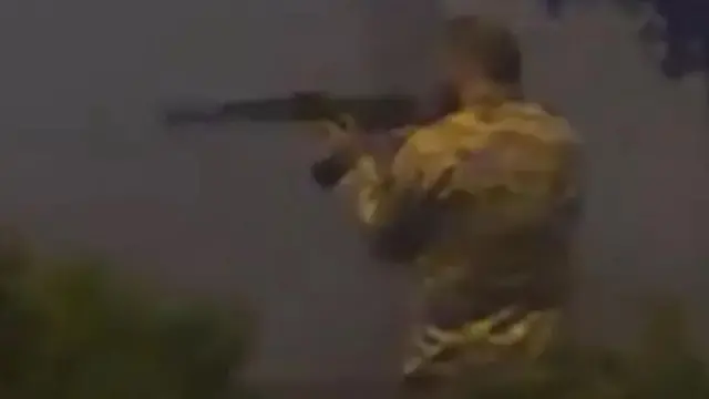 شلیک مستقیم یک مامور مسلح جمهوری اسلامی ایران به سوی معترضان غیرمسلح