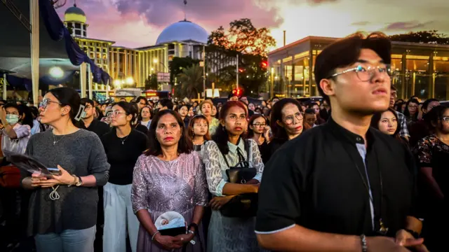 Umat Katolik mengikuti Misa Requiem di Gereja Katedral, Jakarta, Kamis (24/4/2025).