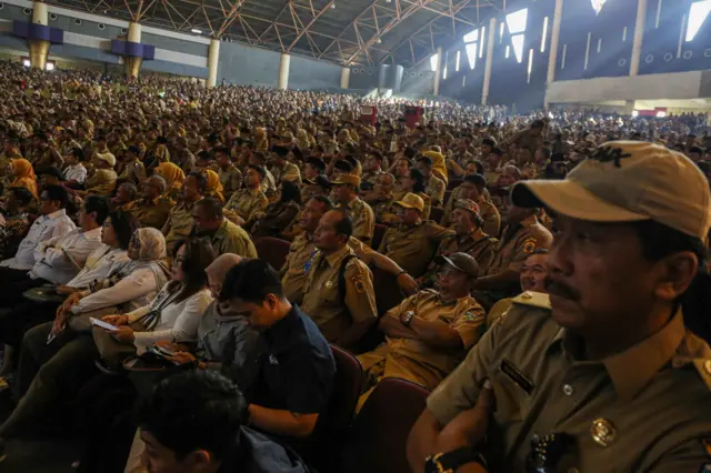 Sejumlah kepala daerah mengikuti kegiatan Peluncuran Koperasi Desa/Kelurahan dan Dialog Percepatan Musyawarah Desa/Kelurahan Merah Putih di Jawa Tengah di Holy Stadium, Semarang, Jawa Tengah, Selasa (6/5/2025). Kegiatan yang dihadiri delapan menteri, wakil menteri kabinet merah putih, Gubernur serta Wagub Jateng dan 9.000 peserta kepala daerah maupun desa se-Jawa Tengah tersebut membahas tentang percepatan musyawarah pembentukan koperasi Desa/Kelurahan Merah Putih di provinsi itu dengan anggaran melalui APBN sebesar Rp3 miliar hingga Rp5 miliar per koperasi sekaligus penyerahan bantuan sarana dan prasarana untuk pemerintah desa, petani, serta nelayan dari Pemprov Jateng.