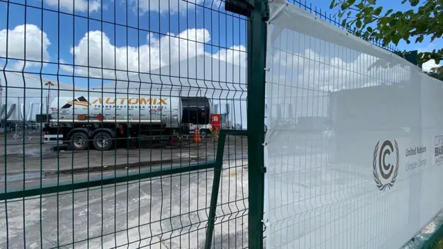 Caminhão-tanque que transporta o diesel que servirá de energia para os pavilhões da COP30 em Belém 