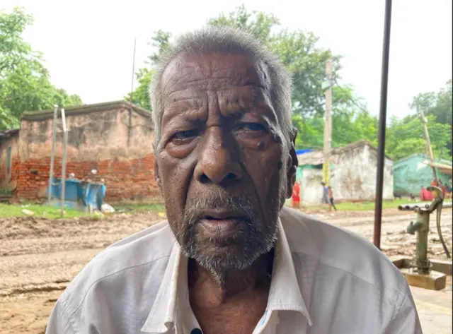 गंगा दयाल राम रोहतास इंडस्ट्रीज़ में सफ़ाई कर्मी थे. 