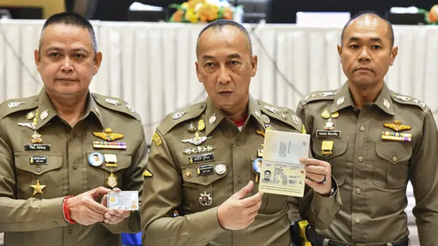 พล.ต.อ. ต่อศักดิ์ สุขวิมล รอง ผบ.ตร. ชูบัตรประชาชนไทยที่เป็นรูปหน้าคนจีน