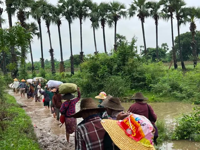 စစ်ဘေးသင့် စစ်ကိုင်းတိုင်းထဲမှာ ရေဘေးကြုံရလို့ တိမ်းရှောင်ရပြန်တဲ့ ဒေသခံတွေ 


