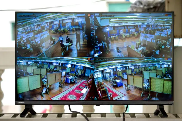 ภาพวิดีโอจากกล้องวงจรปิดสถานที่เลือกระดับอำเภอ ที่สำนักงานเขตพระนคร กทม. ถูกถ่ายทอดออกมาให้ผู้สังเกตการณ์รับชม