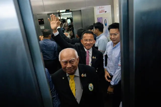 กฎกระทรวงการส่งผู้ต้องหาไปรักษาตัวนอกเรือนจำ พ.ศ. 2563 ออกในสมัยที่นายสมศักดิ์ เทพสุทิน เป็น รมว.ยุติธรรม และเมื่อมาดำรงตำแหน่ง รมว.สาธารณสุข เขาก็ใช้อำนาจ “วีโต้” ยับยั้งมติแพทยสภาให้ลงโทษแพทย์ 3 คนที่เกี่ยวข้องกับกรณีชั้น 14 แต่ไม่เป็นผล