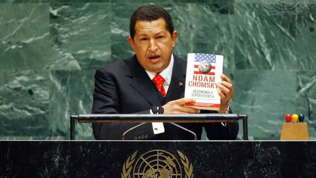 Hugo Chávez konuşma yaparken 