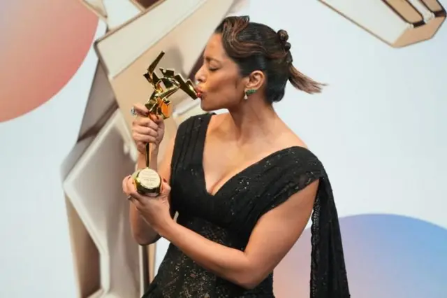 हाँगकाँग येथे झालेल्या 18व्या आशियाई चित्रपट महोत्सवात शहाना गोस्वामीला 'संतोष'साठी सर्वोत्कृष्ट अभिनेत्रीचा पुरस्कार मिळाला.
