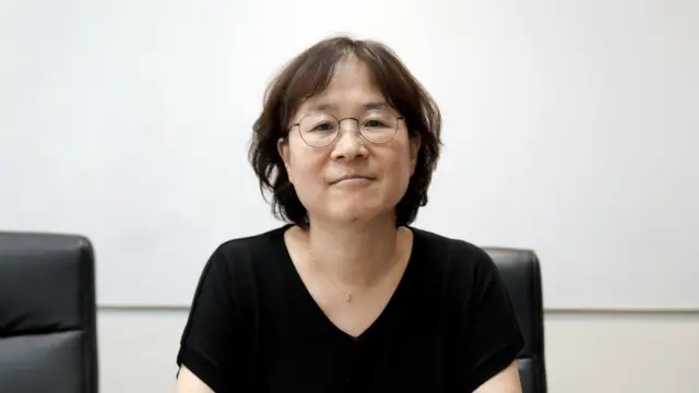 카메라를 쳐다보고 있는 이상희 변호사