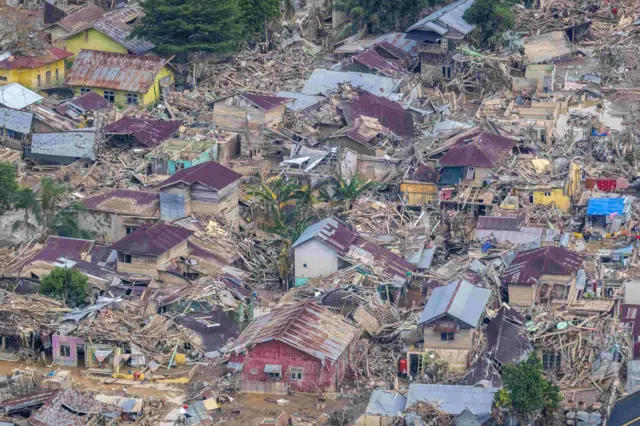 Sejumlah bangunan rusak pascabanjir bandang di Aceh Tamiang, Aceh, Kamis (4/12/2025). Berdasarkan data Posko Komando Tanggap Darurat Bencana Hidrometeorologi Aceh pada Selasa (2/12) sebanyak 1.452.185 jiwa terdampak bencana hidrometeorologi yang melanda 3.310 desa di 18 kabupaten/kota di Provinsi Aceh. 