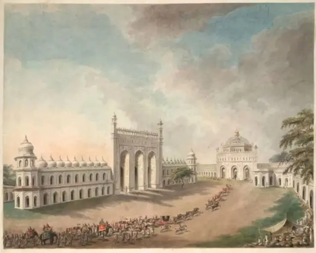 সীতা রামের হাতে ফুটে উঠেছে প্রায় একই চিত্র, শুধু পার্থক্য হল, এই ছবিতে দেখা যাচ্ছে রুমি দরওাজা-মুখী একটি মিছিল