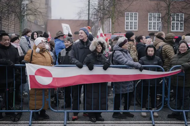 Протестувальники з прапором Гренландії під час демонстрації в Копенгагені, Данія, в суботу, 17 січня 2026 року.