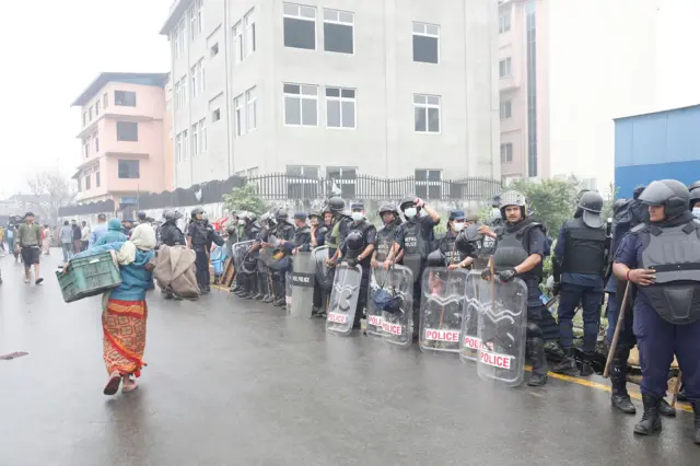 सुकुम्बासीका टहरामा डोजर चलाउँदा प्रहरीको पहरा