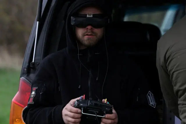 Азыркы учурда учкучсуз учактардын операторлорунун көпчүлүгү дрондорду орнотуу жана башкаруу үчүн фронт линияларына жакын барууга аргасыз болушууда