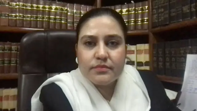 مهوش کاکاخیل، وکیل و متخصص جرایم سایبری که چادر سفیدش به دورش است و در کتابخانه‌اش بروی چوکی نشسته، مستقیم به کمره نگاه می‌کند. 