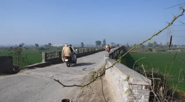 దేవీ పూర్ గ్రామంలోని వంతెన