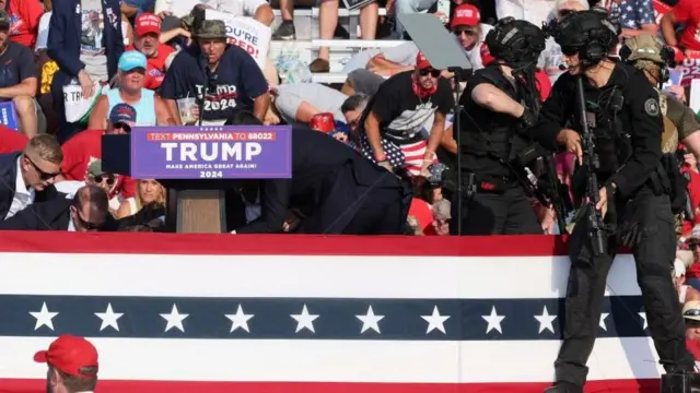 Abakozi b'urwego rujejwe gucungera abategetsi n'abahoze ari abategetsi bagiye gutabara Trump inyuma y'aho arasiwe amasasu ku wa gatandatu 