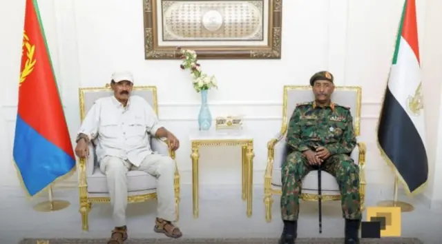 ፕረዚደንት ኢሳይያስን ጀነራል ኣልቡርሃንን ኣብ ቤተመንግስቲ ፖርትሱዳን ኮፍ ኢሎም፡ ብጐድኖም ባንዴራ ኤርትራን ሱዳንን ይርኣያ