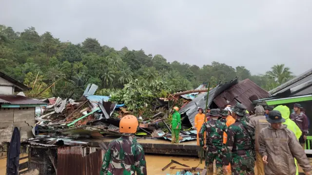 Dilaporkan bangunan yang tertimbun longsor ada 27 bangunan, terdiri 26 rumah dan satu surau