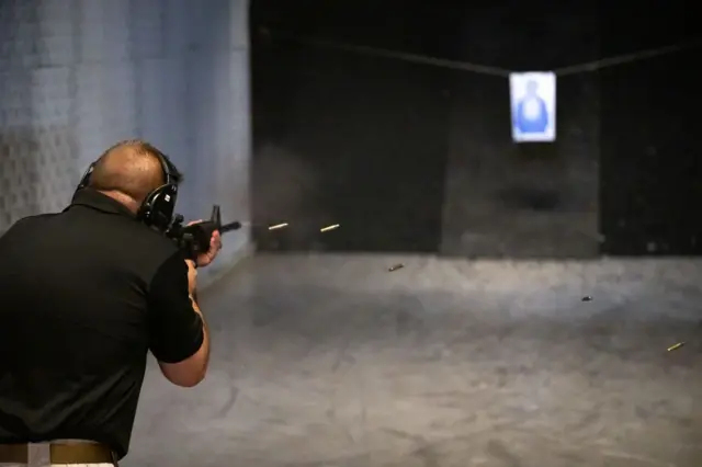 အမေရိကန်မှာ သရီးဒီပရင်တာထုတ်လက်နက်တွေအကြောင်း ၂၀၂၄ ခုနှစ်တုန်းက ပြသချိန် တာဝန်ရှိသူတစ်ဦးက သရီးဒီသေနတ်ကို စမ်းသပ်ပစ်ခတ်ပြတဲ့မြင်ကွင်း 