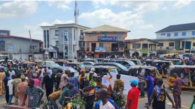 Ọpọ ero to n kopa ninu iwọde ti wn fi n ta ko ijọba ipinlẹ Oyo lati mase wo ile wọn. Wọn mu ewe lọwọ, ti sunkẹrẹ fakẹrẹ ọkọ ti wa loju popo, ti ọpọ mto si gbẹnu le ara wọn.