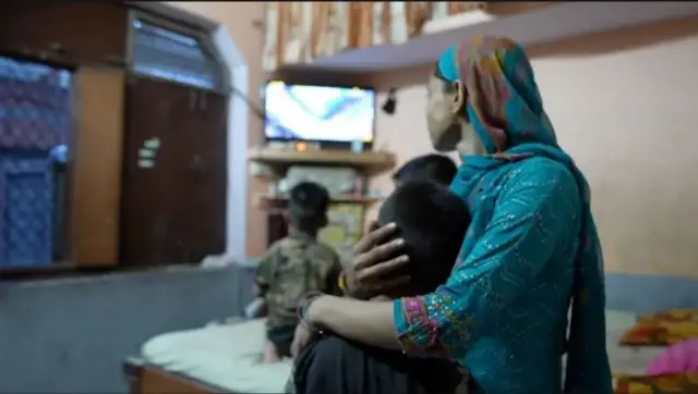 তিন সন্তানের সঙ্গে সাবরা বেগম।