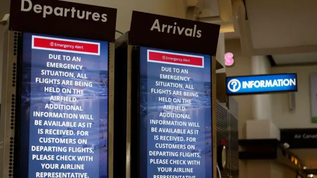 Tableros con un mensaje de emergencia en el aeropuerto Ronald Reagan de Washington DC