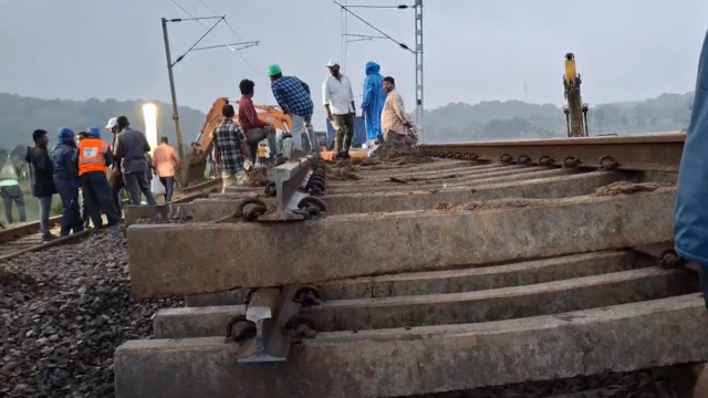 దెబ్బతిన్న రైల్వే లైన్