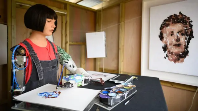 እአአ በ2019 ለዓለም የተዋወቀችው ኤይ ዳ ሠዓሊ፣ ገጣሚ፣ ቀራጺም ናት።