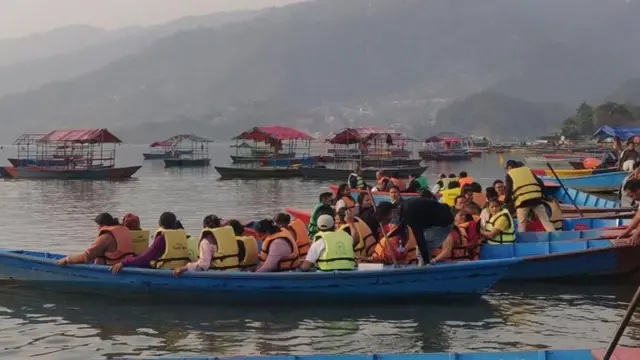 पोखरामा डुङ्गामा पर्यटकहरू