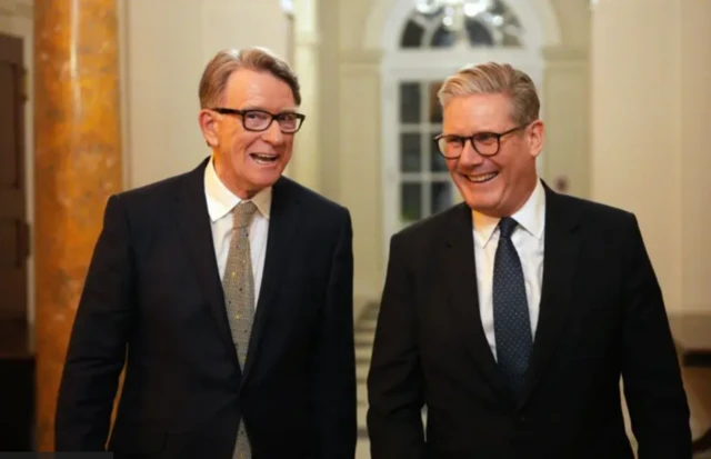 Кир Стармер (справа) и лорд Мандельсон идут по коридору рядом