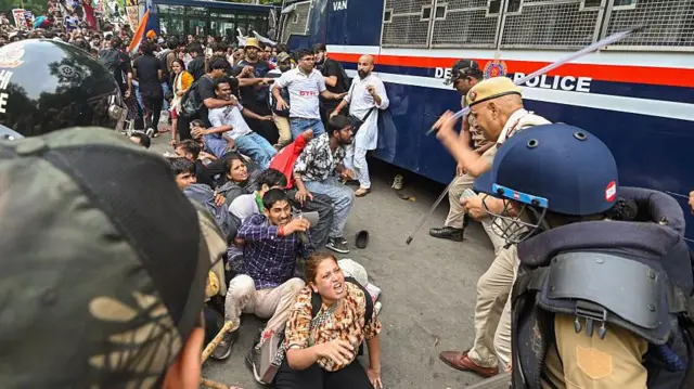 সোমবার সংসদ অভিযানে বিক্ষোভকারীদের ওপরে পুলিশের লাঠিচার্জ