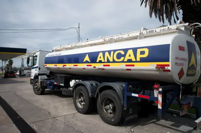 Caminhão de combustível da petrolífera estatal Ancap