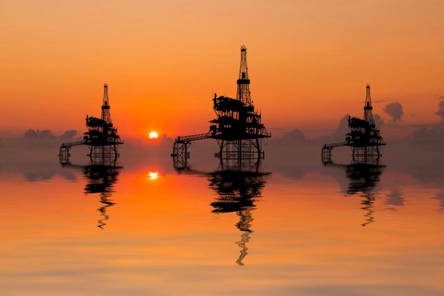 Plataformas de exploração de petróleo no Brasil, durante o pôr-do-sol