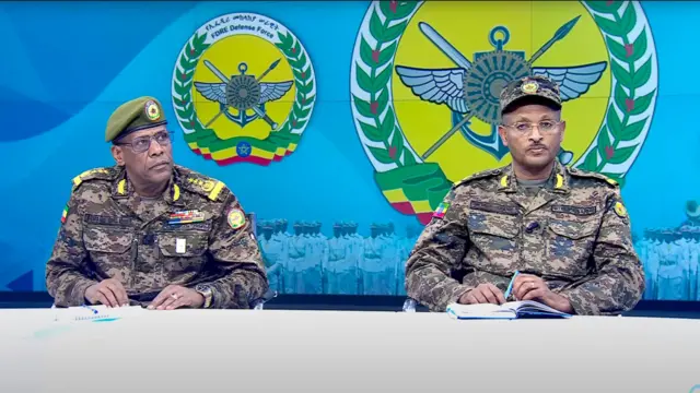 Hoogganaa Humna Namaa Raayyaa Ittisaa Leetenaal Jeneraal Acaaluu Shallamaa (bitaa) fi Dubbi himaa Raayyaa Ittisaa Birgaader Jeneraal Geetinnat Adaanee (mirga)