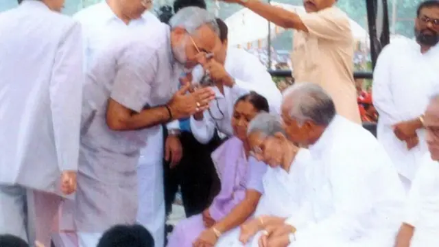 తొలిసారి ముఖ్యమంత్రి అయిన సందర్భంలో అమ్మ హీరాబెన్ ఆశీర్వాదం తీసుకుంటున్న నరేంద్ర మోదీ