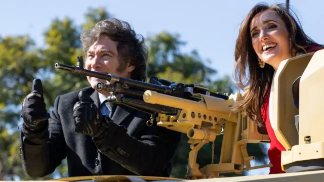 Javier Milei y la vicepresidenta Victoria Villarruel a bordo de un tanque, durante el desfile militar por el Día de la Independencia