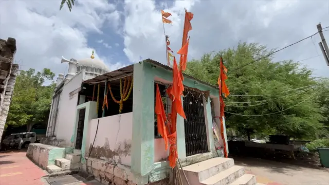 गुहामध्ये ज्या वास्तूबद्दल मतमतांतरं आहेत ती जागा.