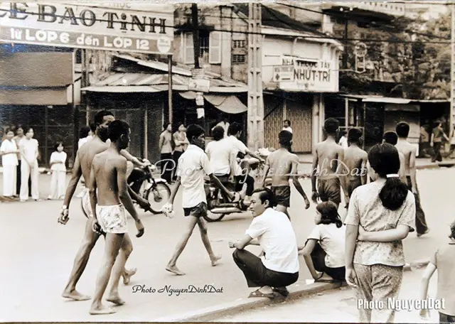 Khoảng 10 giờ sáng ngày 30/4/1975 trên đường Trương Minh Giảng (Lê Văn Sỹ). Những người lính VNCH cởi bỏ hết quân phục đang đi về hướng trung tâm thành phố. Những số phận con người trong thời chiến, nhưng tất cả đều cùng người Mẹ Việt Nam sinh ra.