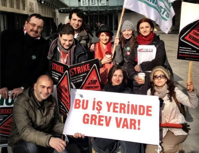 BBC Türkçe çalışanları, BBC'deki sendika üyeleriyle birlikte 2013'te greve çıkmıştı. Soldan sağa, oturanlar: Mahmut Hamsici, Çağıl Kasapoğlu, Onur Burçak Belli. Ayaktakiler: Emre Bal, Şeref İşler, Alper Ballı, Kumru Başer, Selin Girit, Aynur Toraman.