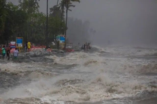 ঝড় ও জলোচ্ছ্বাসে অনেক বিছিন্ন হয়ে পড়েছে যোগাযোগ ব্যবস্থা
