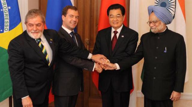 Os presidentes Lula do Brasil, Dmitry Medvedev da Rússia, Hu Jintao da China e o primeiro-ministro indiano Manmohan Singh apertam durante um encontroslot 365 oke2009