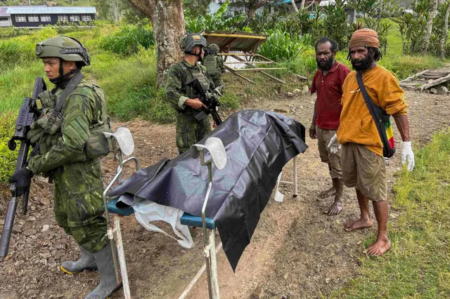 Anggota Satgas Koops TNI Habema Kogabwilhan III bersama sejumlah warga mengevakuasi jenazah guru korban serangan kelompok kriminal bersenjata (KKB) di Distrik Anggruk, Kabupaten Yahukimo, Papua Pegunungan, Minggu (23/3/2025). Satgas Koops TNI Habema Kogabwilhan III berhasil mengevakuasi tenaga pengajar dan tenaga kesehatan pascaserangan KKB di Distrik Anggruk, Kabupaten Yahukimo, Papua Pegunungan pada Jumat 21 Maret 2025 yang mengakibatkan satu orang meninggal dunia, enam orang luka-luka dan kerusakan fasilitas pendidikan.