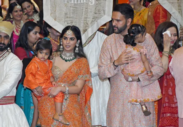 ဘီလျံနာ မူကက်ရှ် အမ်ဘာနီရဲ့ တစ်တည်းသော သမီးအီရှားအမ်ဘာနီနဲ့ အိန္ဒိယတိုင်ကွန်အာနတ်ဒ်တို့ စုံတွဲ 