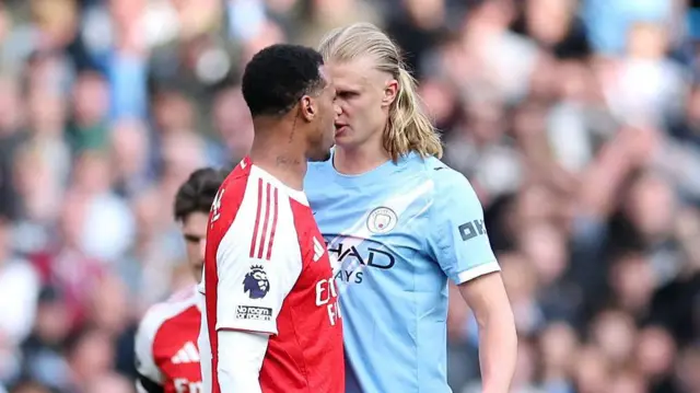 Gabriel, do Arsenal, e Erling Haaland, do Manchester City, se encaram durante a partida da Premier League entre Manchester City e Arsenal no Etihad Stadium, em 19 de abril de 2026, em Manchester.